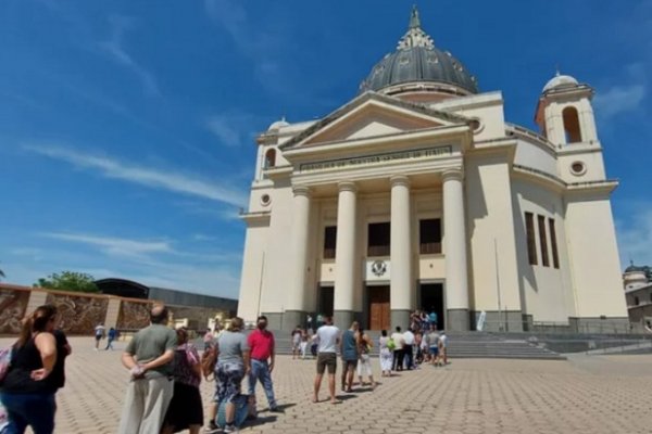 Con protocolo sanitario, cientos de peregrinos rezaron en la Basílica