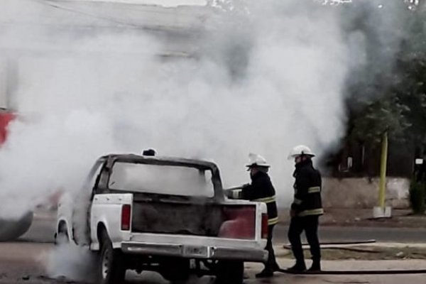 Investigan incendio de una camioneta al costado del Hospital Llano