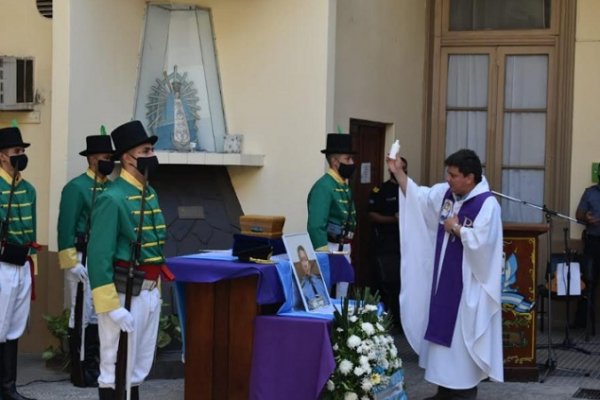 Sentido homenaje al comisario Mario Rubén Martínez fallecido de Coronavirus