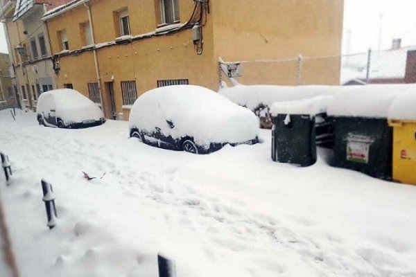 España: Tres muertos, cierres de rutas y cancelación de vuelos y clases por la nieve
