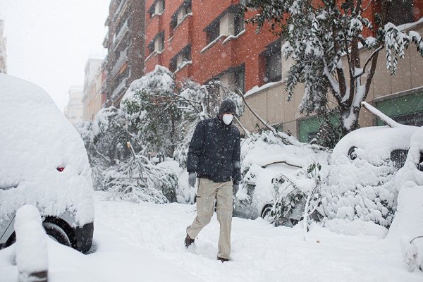 España: tres muertos, cierres de rutas y cancelación de vuelos y clases por la nieve