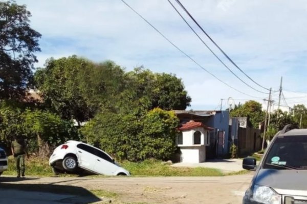 Terminó en zanjón luego de un choque