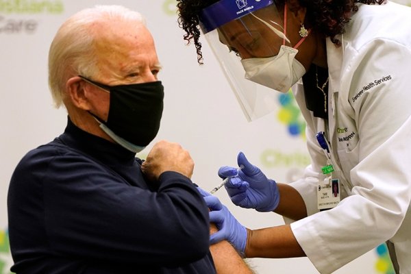 Biden recibió la segunda dosis de vacuna contra el coronavirus