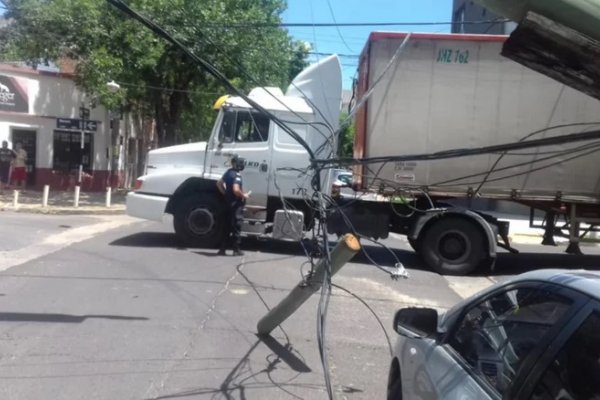 Un camión cortó cables y dejó sin luz a todo un barrio de Capital