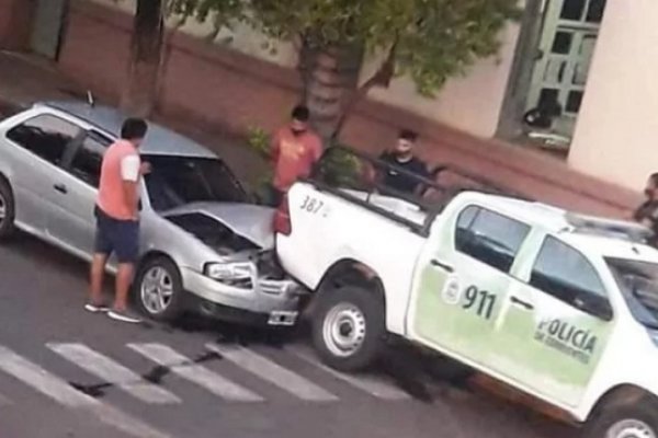 Chocaron contra un patrullero estacionado frente a una comisaría