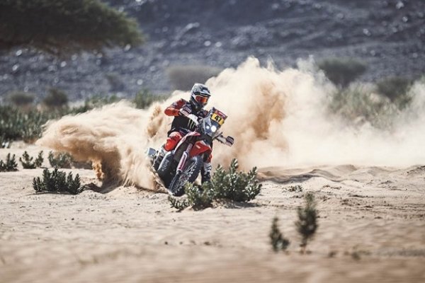 El salteño Kevin Benavides, con su moto, está primero en la general