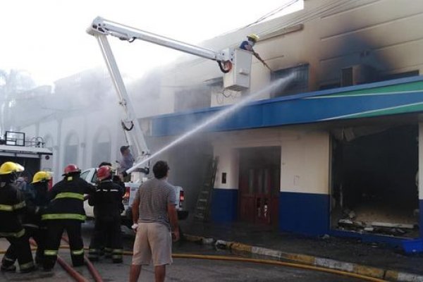 VIDEO| El fuego consumió una farmacia en pleno centro de Curuzú Cuatiá