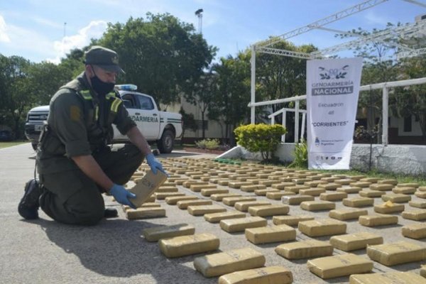 Corrientes: Hallan más de 203 kilos de marihuana en auto abandonado