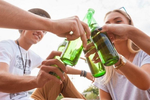 El consumo de alcohol en adolescentes interfiere en su crecimiento y nutrición