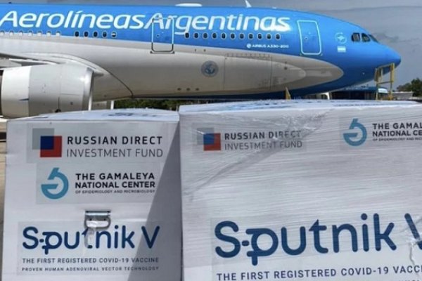 Aterrizó el avión y ya se descargaron las 300.000 dosis de las vacunas Sputnik V