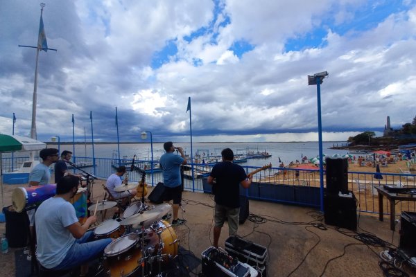 La banda Moderação animó la playa del Regatas