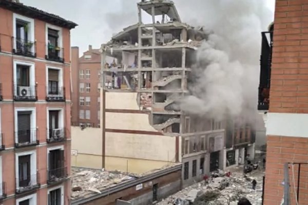Enorme explosión destroza un edificio residencial en el centro de Madrid