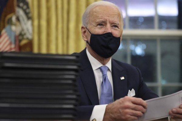 Con una nueva estrategia, Biden redobla la lucha contra el coronavirus