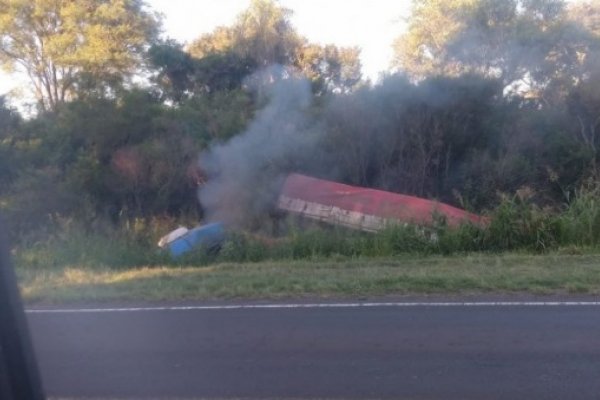 Camionero habría quedado dormido y volcó en Ruta 12