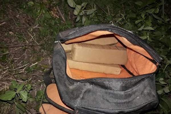 Tras persecución secuestran una mochila con panes de marihuana