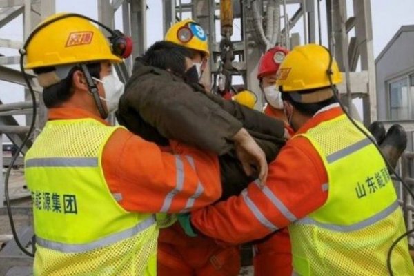 Once de los mineros atrapados desde hace dos semanas fueron rescatados