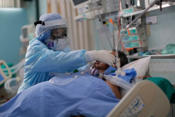 Drama en Perú: hospitales saturados y largas filas para comprar oxígeno