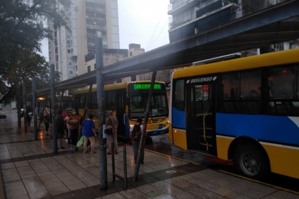 El servicio urbano de colectivos se interrumpió por las lluvias