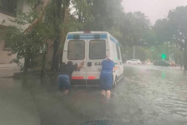 Resistencia: Ambulancia con un paciente grave quedó varada en medio del temporal