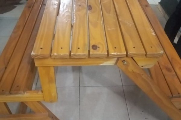 Robó una mesa plegable de madera y fue detenido