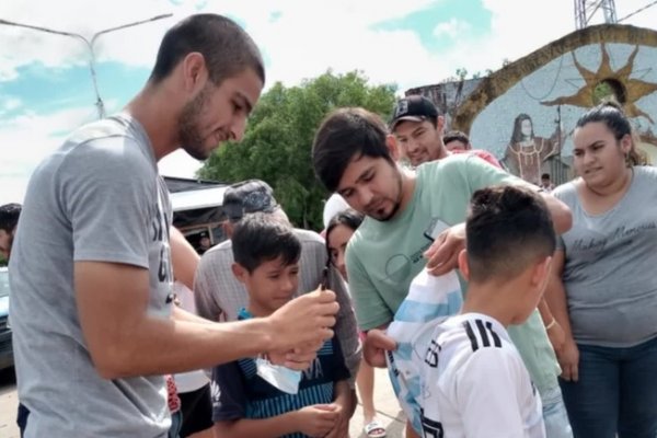 Futbolista correntino fue recibido en caravana en su ciudad natal