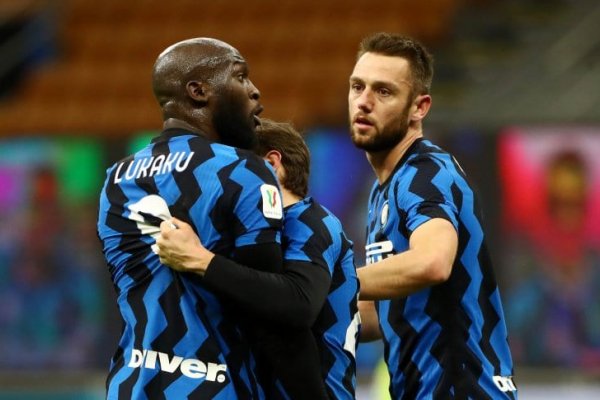 De manera agónica, Inter se lo dio vuelta a Milan y se quedó con el derbi italiano