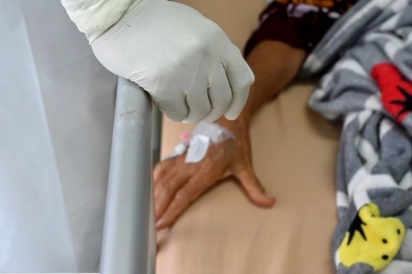 Detienen a un médico acusado de suministrar drogas letales a pacientes con coronavirus para liberar camas