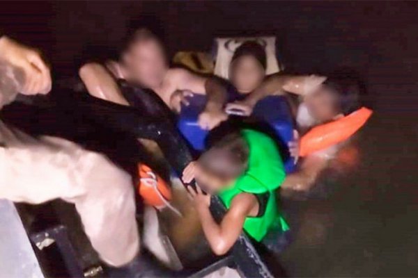 Cinco nenes flotaron seis horas mientras les cantaban para calmarlos
