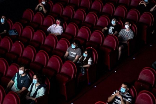 Habilitan las salas de cine con hasta el 50% de capacidad