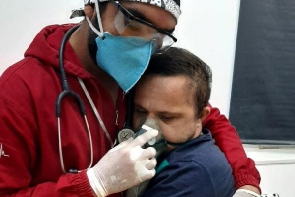 Enfermero se arriesga a contagiarse de COVID-19 para calmar a un paciente con síndrome de Down
