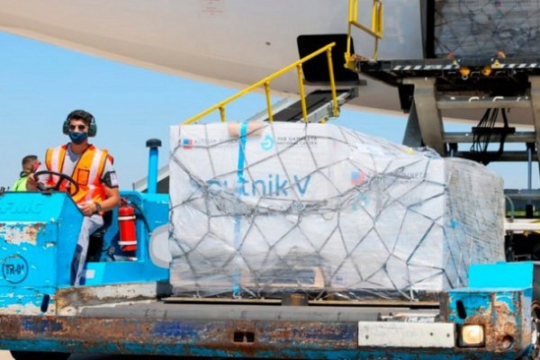 Bolivia recibe sus primeras dosis de la vacuna Sputnik V: Llegarán en el avión de Aerolíneas Argentinas