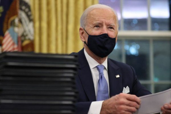 Biden firmó decretos para 