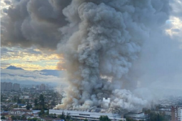 Un importante incendio obliga a evacuar uno de los hospitales más grandes de Santiago