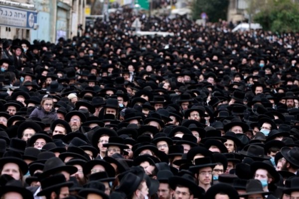 Al menos 10 mil judíos ultraortodoxos desafían la cuarentena en el funeral de un rabino