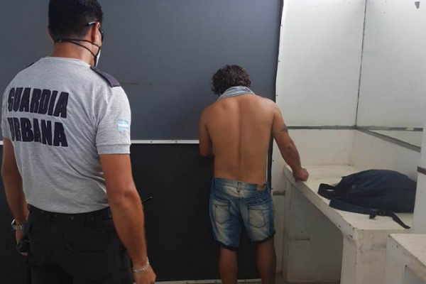 Corrientes: Atrapado con bochitas de estupefaciente en playa Arazaty