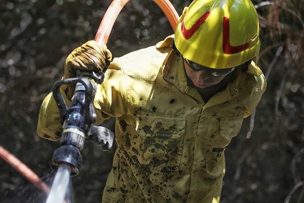 Nación refuerza las tareas para controlar el incendio forestal cercano a El Bolsón