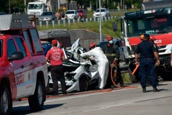 Córdoba: Un camión cementero aplastó a un auto y mató al conductor