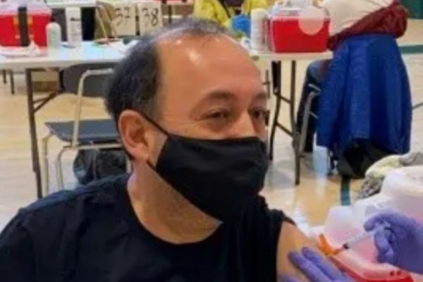 Un correntino se vacunó contra el coronavirus en Nueva York