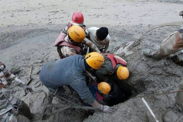 Himalaya: Al menos 9 muertos y unos 150 desaparecidos tras una avalancha