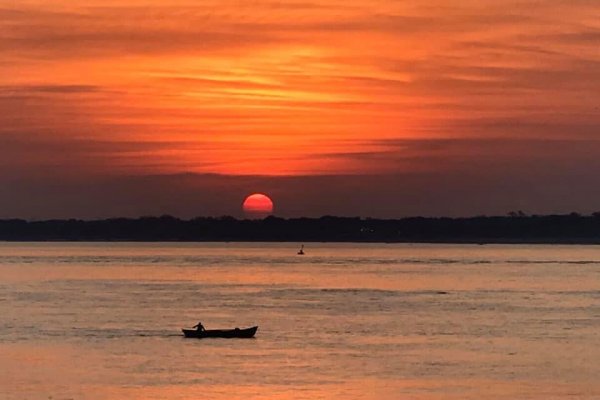 Sábado con cielo despejado y temperatura máxima de 36°