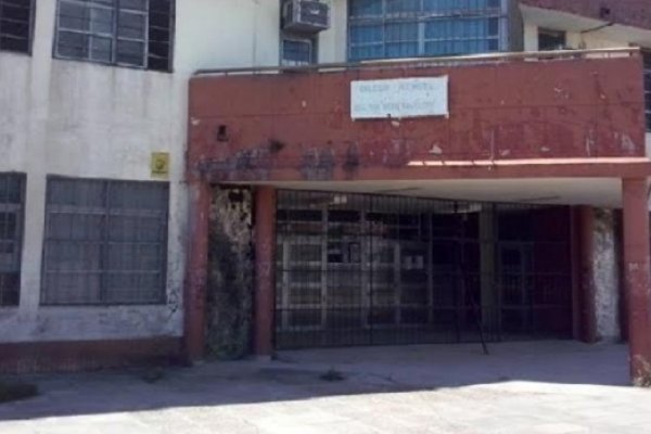 Presentación de docentes a escuelas sin protocolo sanitario