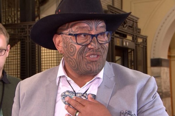 Nueva Zelanda: un diputado maorí fue expulsado por no usar corbata