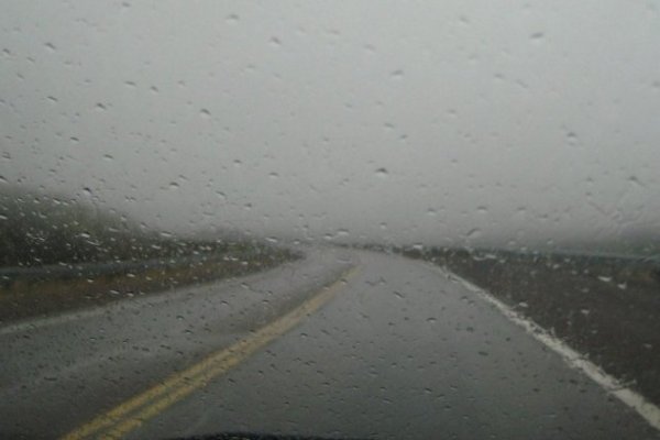 Camioneta de la DPEC despistó bajo la lluvia torrencial