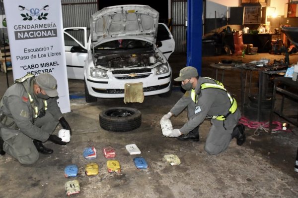 Detuvieron a una pareja con 11 kilos de cocaína ocultos en la rueda de auxilio