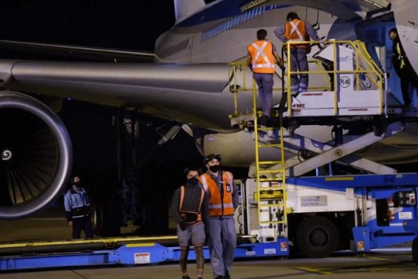 Se demoró el vuelo de Aerolíneas con la vacuna rusa: Salió más tarde por un temporal