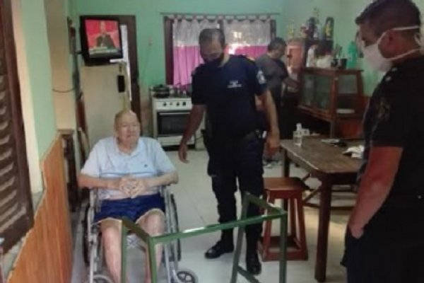 Policías solidarios con un abuelo