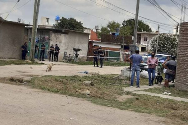 Matan a puñaladas a una joven y por el femicidio buscan a su expareja