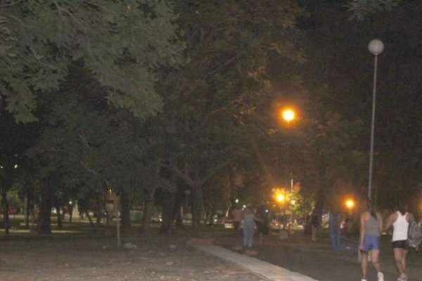 El parque Mitre sigue a oscuras