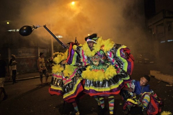 Pese a la suspensión del carnaval, miles de personas copan locales nocturnos y playas en Brasil