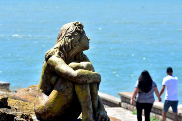 Misterio en Mar del Plata por la escultura de una mujer que apareció frente al mar